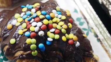 Çikolata jöleli ve canlı şekerli lezzetli bir tatlı..