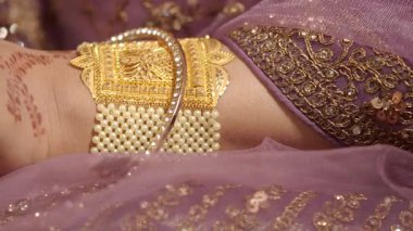 Detaylı mücevher ve canlı bir kıyafetle bir kutlamaya yakın çekim..