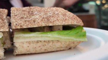 Tam tahıllı ekmek ve taze maruldan yapılmış zanaatkar sandviçi.