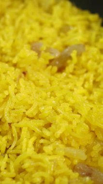 Bol baharatlı ve aromalı sarı pirinç tabağı hazırla..