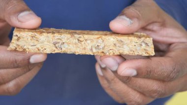 Basit malzemeler kullanarak lezzetli ve besleyici bir enerji barı yaratmak..