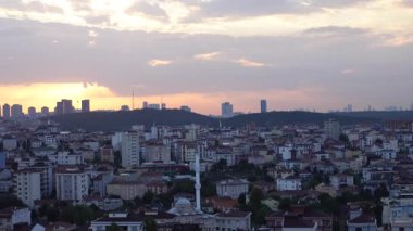Güzel bir gün batımı şehrin siluetini sıcacık renklere boyar..