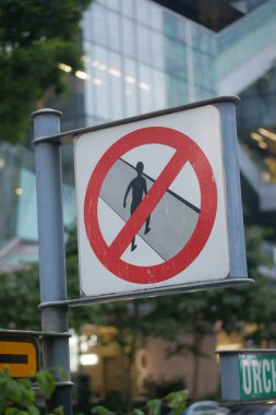 İşlek bir şehirde yayalar için kısıtlama işareti.