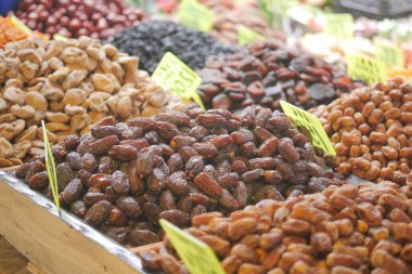 Yerel bir pazarda kurutulmuş meyvelerin renkli çeşitleri.