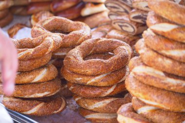 Fırında pişmiş Türkçe simit, hareketli bir pazarda,