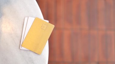 Çağdaş bir kafede masanın üzerinde iki şık kart vardı..