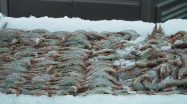 Buzda taze karides sergilenen hareketli bir pazara bir göz atın..