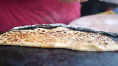 Enfes Türk gözlüğü markette sıcak bir ızgarada yemek pişiriyor.,