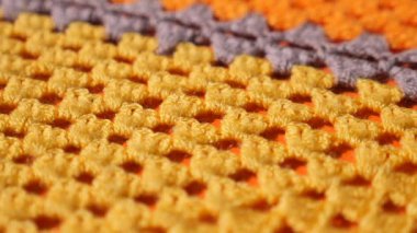 Canlı tığ işi ayrıntılı işçilik ve dokuyu ön plana çıkarıyor.