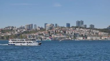 Feribot, açık bir günde şehrin ufuk çizgisine zıt düşüyor.
