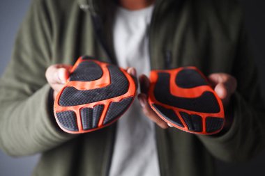 Çalışan performansı artırmak için tasarlanmış esnek tabanlar sergiler.