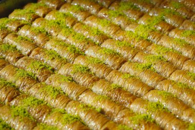 Yeşil şam fıstığıyla kaplanmış, sıra sıra dizilmiş enfes baklavalar..