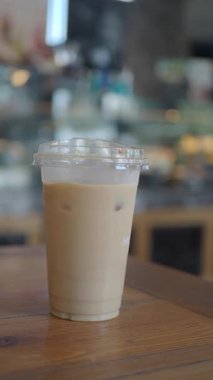 Bugün modaya uygun bir kafede ferahlatıcı bir buzlu kahvenin tadını çıkarıyorum..