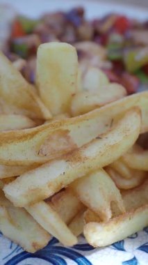 Canlı sebzelerle çiftleştirilmiş taze kızarmış patateslerin tadını çıkarın..