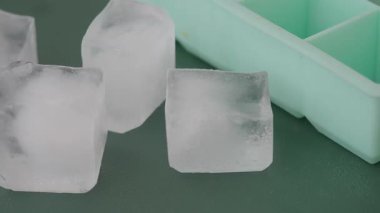 Evdeki içecekler için temiz buz küpleri yaratmanın kolay bir yolunu öğren..