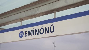 Eminonu istasyonundaki canlı atmosferi bir öğleden sonra keşfedin..