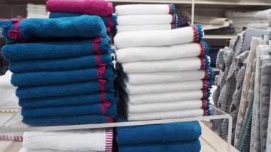 Mavi ve beyaz yumuşak havlular gösterim için düzgünce düzenlenmiştir..