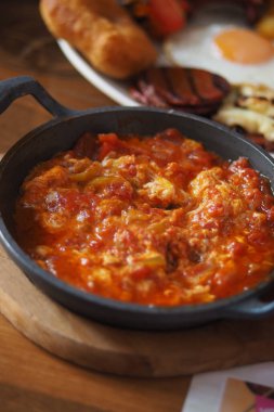 Kırsal bir tavada hizmet veren yürekli Türk erkekler.,