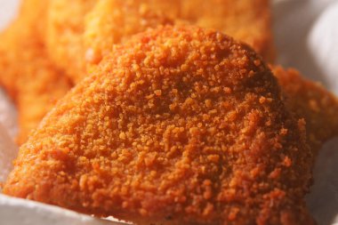 Lezzetli kızartılmış atıştırmalıklar bir tabakta güzelce dizilmiş..