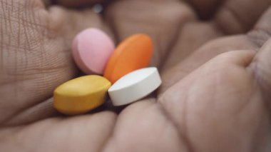 Elele tutuşan renkli besin takviyeleri, sergilenen besin.