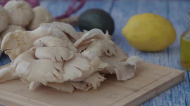 Mantar, limon ve diğer taze malzemelerle lezzetli bir yemek hazırlıyorum..