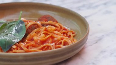 Lezzetli kırmızı soslu taze fesleğen ve köfteli makarna..