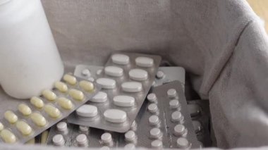 Kolay erişim ve güvenlik için bir sepette tablet ve ilaçlar düzenlemek.