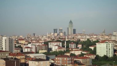 Canlı bir şehir silueti modern mimari ve konutları sergiliyor..