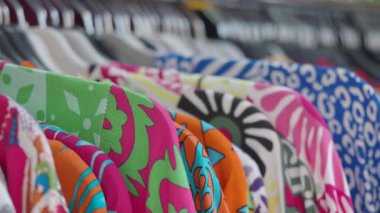 Parlak desenli giysiler yaz boyunca satışa sunuluyor.