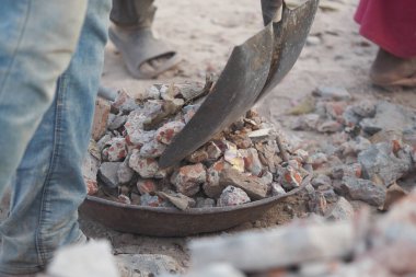 İşçiler inşaat alanındaki kırık taş ve enkazı temizliyorlar..