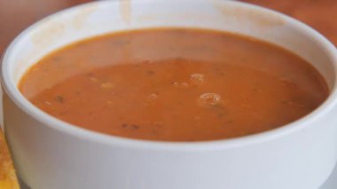 Konforlu bir yemek ortamında servis edilen lezzetli bir çorba..