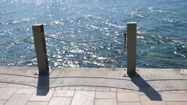 Katı bir tırabzanla köpüklü su manzarasının tadını çıkar..