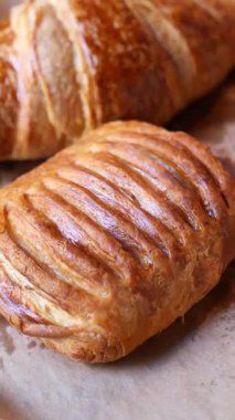 Sabahın erken saatlerinde hazırlanan lezzetli hamur işlerini izleyin..