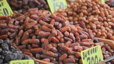 Renkli tezgahlarda çeşitli tarihler sergilenerek, yerel müşteriler ve ziyaretçiler için cazip.