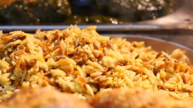 Canlı pazar ortamında baharat ve fındıkla karıştırılmış tuzlu pirinç..