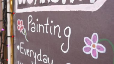 Bu atölyede resim dersleri yoluyla sanat yaratan katılımcılar yer alıyor..