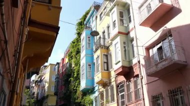 Güzel tarihi mimari şehirde canlı bir cadde çiziyor..