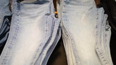 Denim kotları müşteri seçimi için düzgünce görüntülenir.