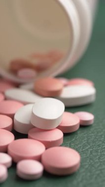 Değişik şekil ve renklerde haplar bir yüzeye dağılmış..