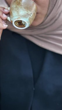 Bir insan öğleden sonra dışarıda Türk kahvesi içmekten hoşlanır..