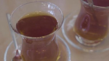 İki bardak buharda pişmiş çay bir masaya oturup rahatlamamı sağlıyor..