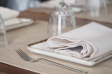 Güzel hazırlanmış bir masa, öğle yemeği için misafirleri bekliyor..