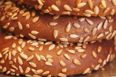 Üzerine susam tohumu konmuş yumuşak, sıcak ekmek ruloları yeni pişmiştir..