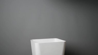 Ekmeği çöp kutusuna rahatça atan bir el gösteriliyor..