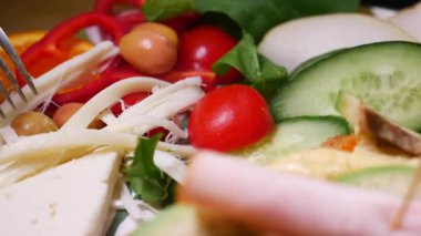 Taze sebze ve peynirlerin renkli çeşitleri bir araya getiriliyor..