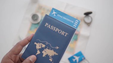 Bir seyahat planlarken elinde pasaport ve biniş kartı bulundurmak.