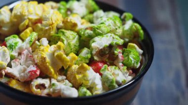 Şenlikli renklerde patlamış mısırın canlı bir karışımının tadını çıkar..