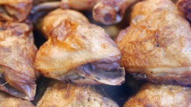 Cızırdayan altın sarısı kızarmış tavuk havayı aromasıyla dolduruyor..