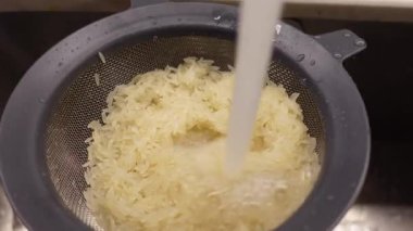 Pirinci pişirmek ve durulamak için gerekli adımları öğrenin..