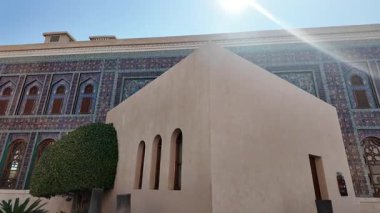 Tarihi bir bölgede, parlak mavi gökyüzüne karşı mimari güzelliği keşfedin..